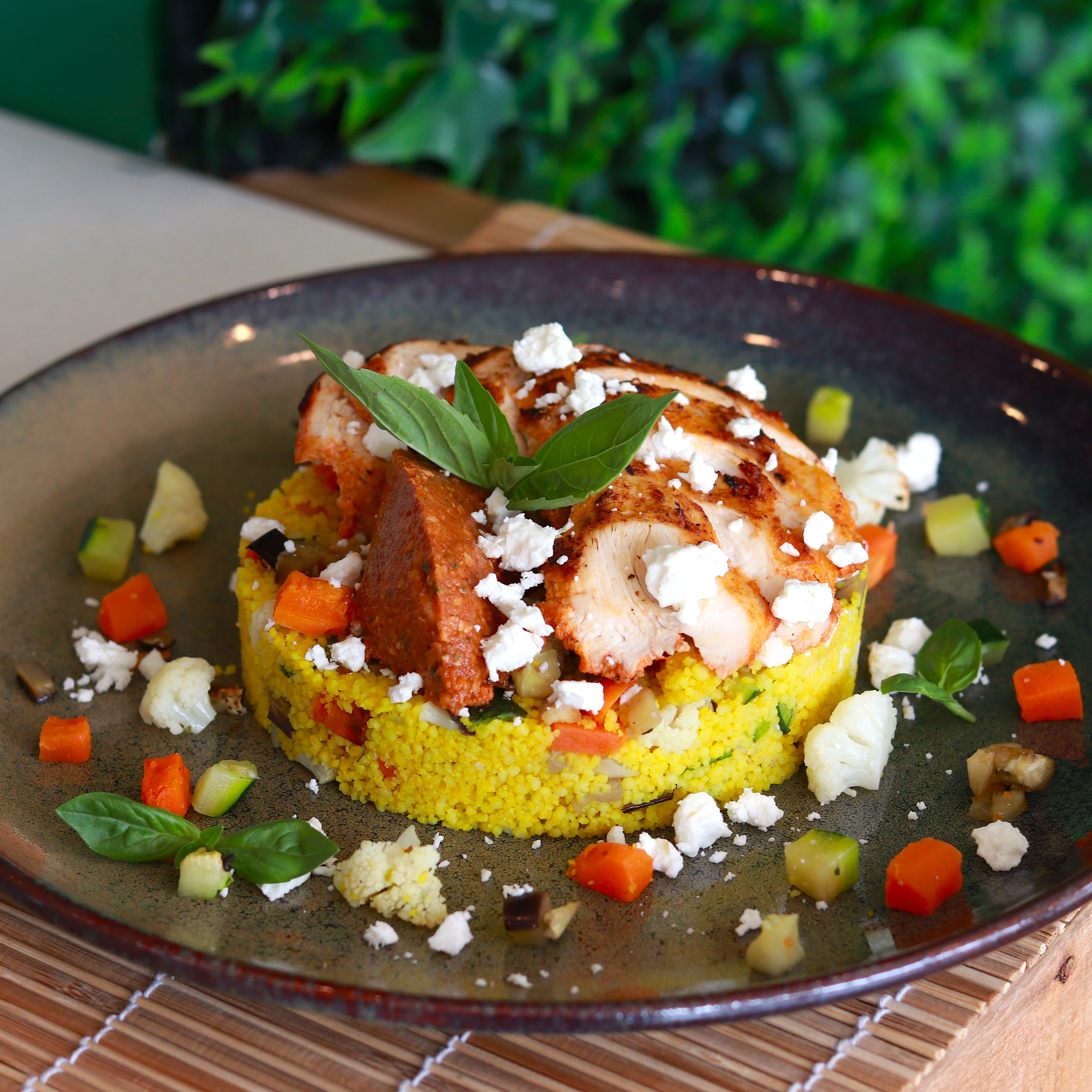 Pechuga de pollo dorada con pesto de albahaca y tomate seco