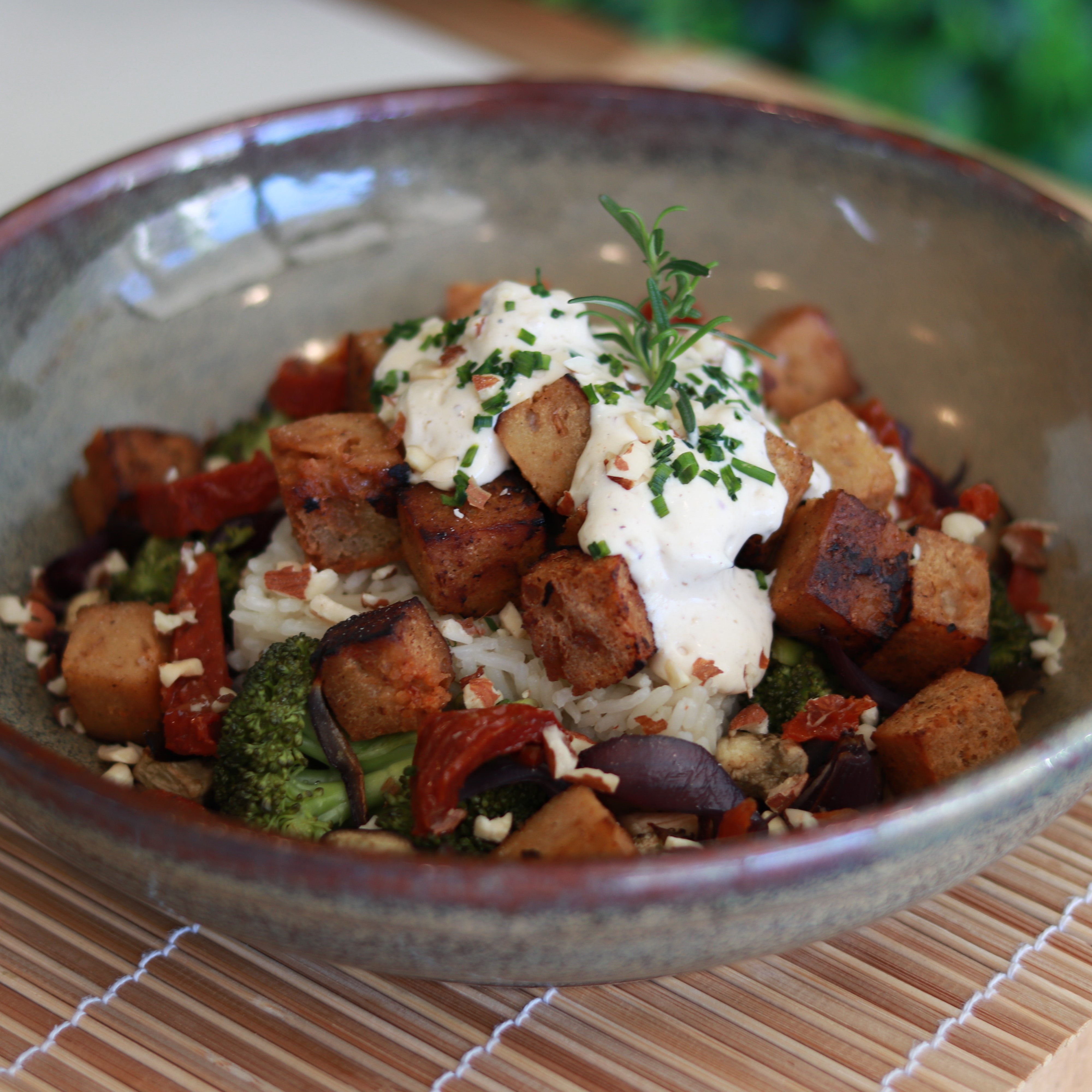 Strogonoff de Seitan com crocante de amêndoa