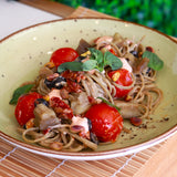 Linguine de Pesto com tomate seco, ricotta e manjericão