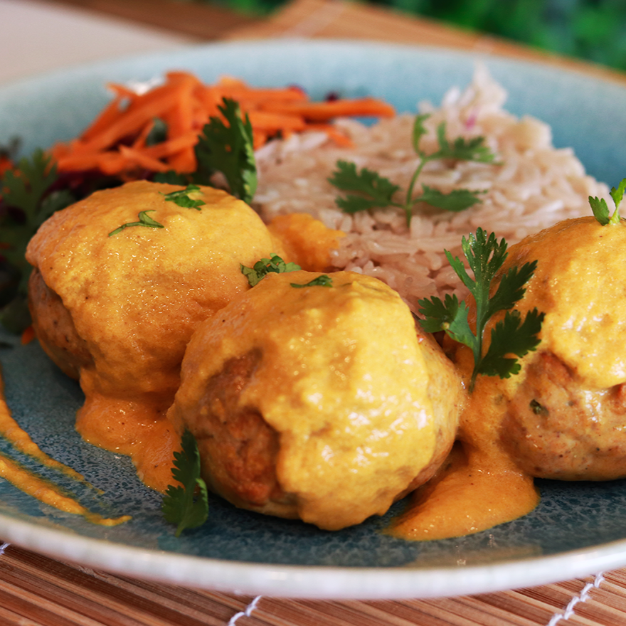 Almôndegas de Frango com iogurte grego e tomate