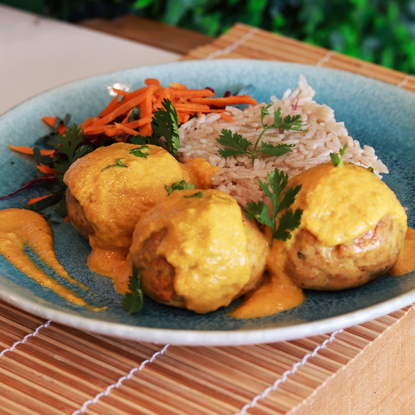 Almôndegas de Frango com iogurte grego e tomate