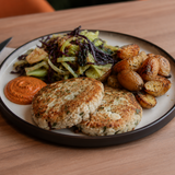 Hambúrguer de pescada com molho romesco