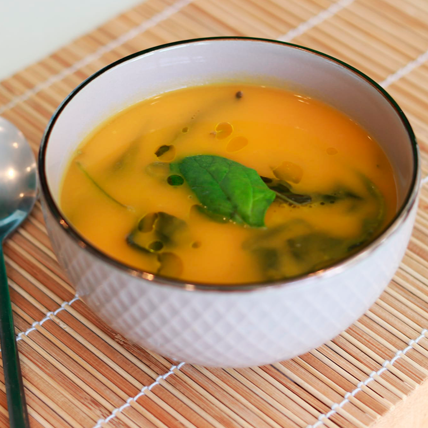Creme de Cenoura e Abóbora guarnecida com espinafres