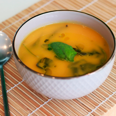 Creme de Cenoura e Abóbora guarnecido com espinafres