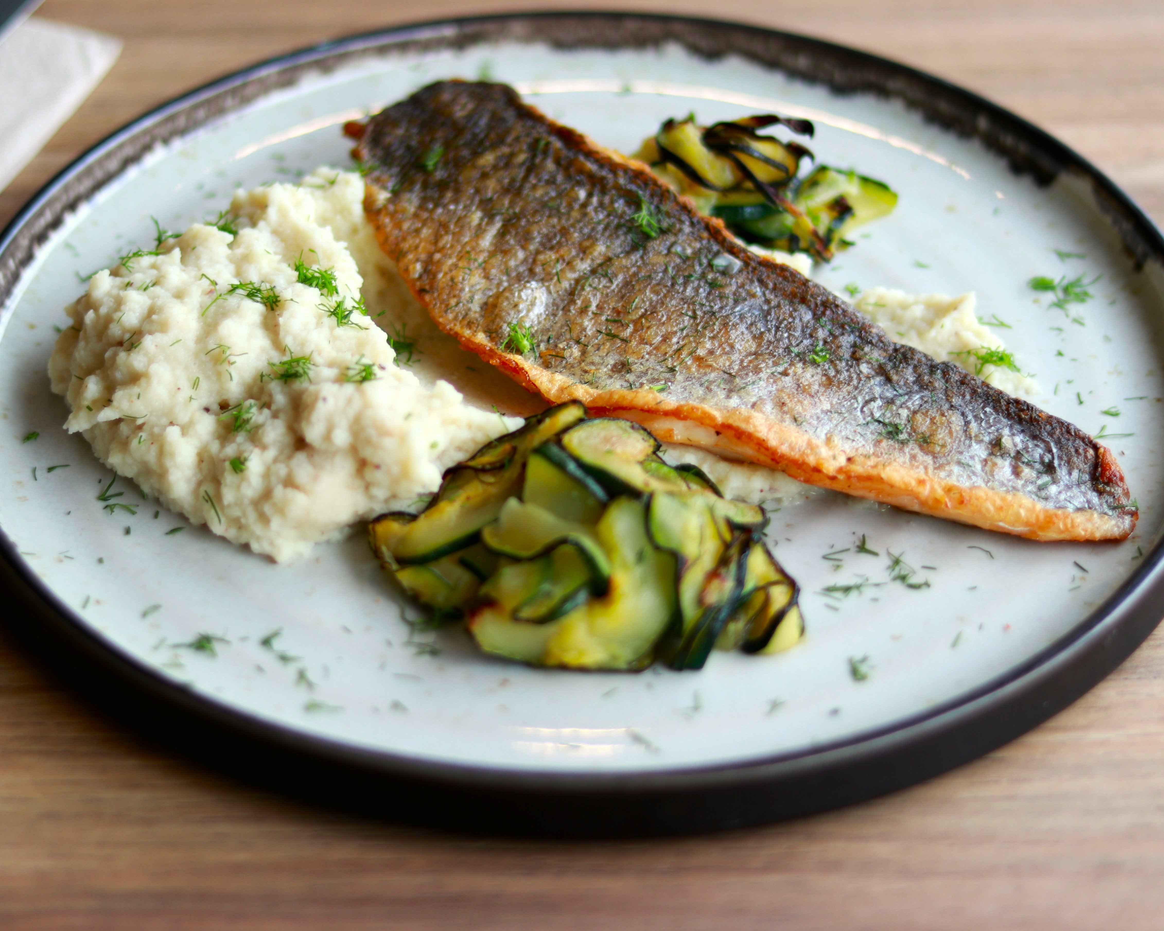Filete de Dourada corado com funcho e limão
