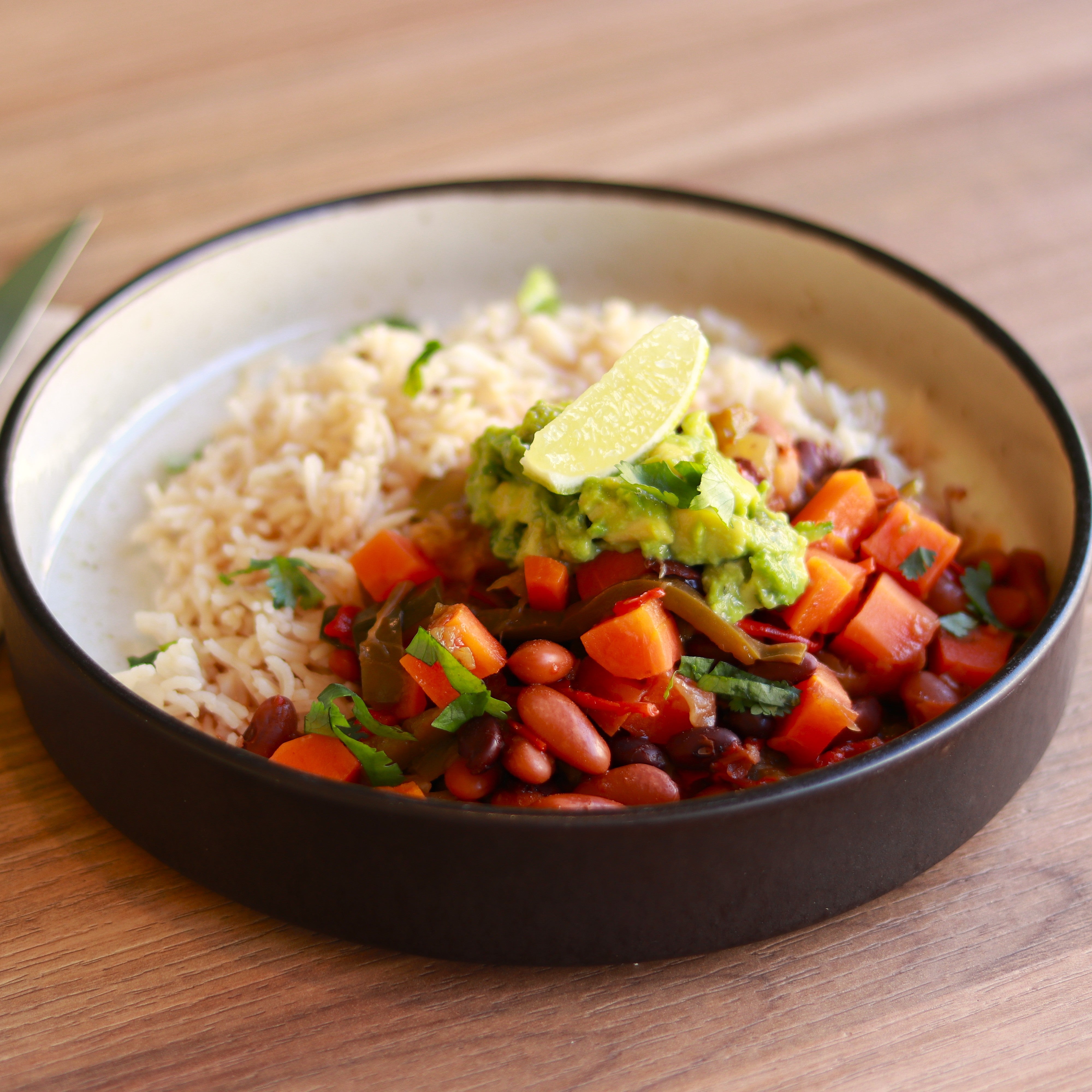 Chili de verduras con aguacate, lima y hierbas