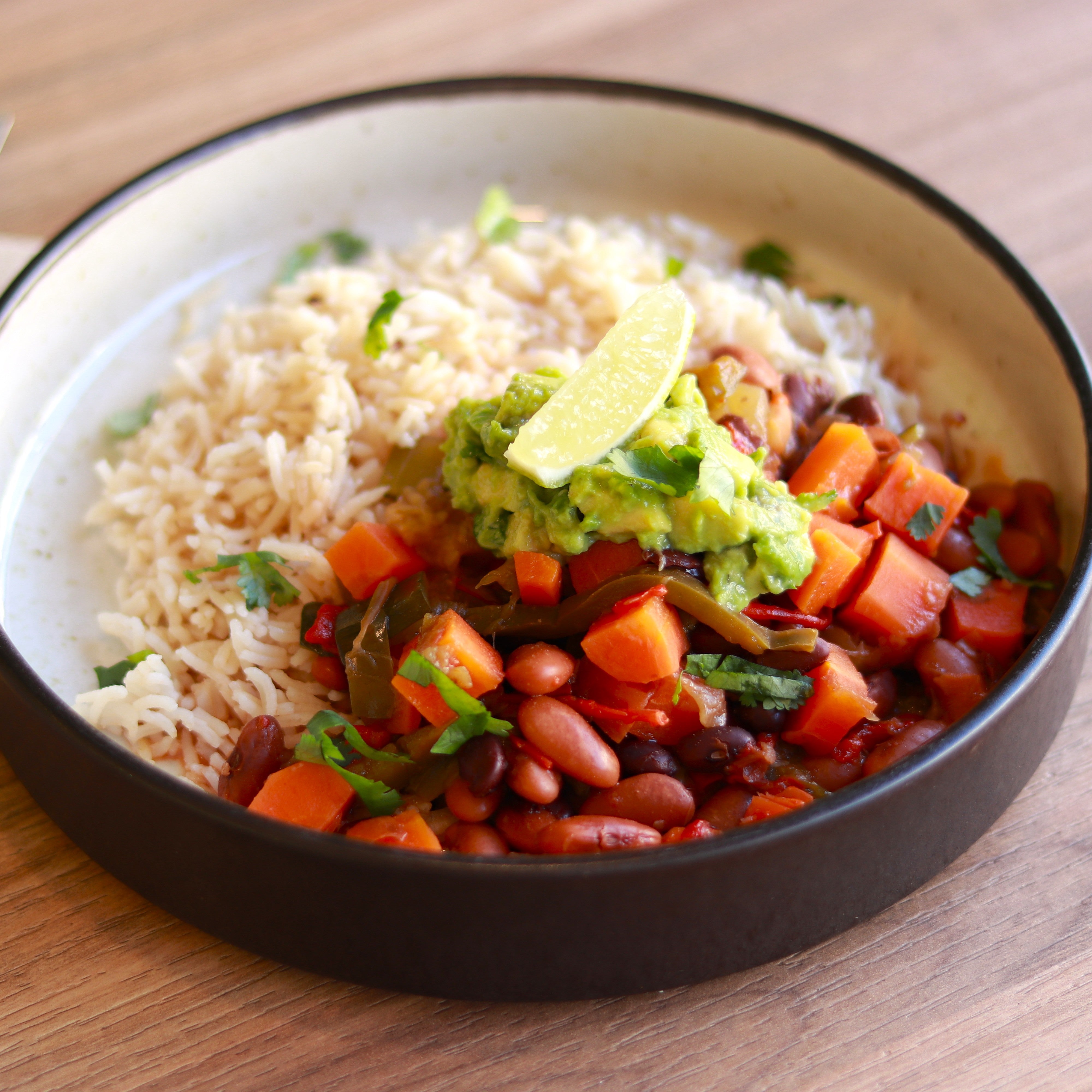 Chili de verduras con aguacate, lima y hierbas