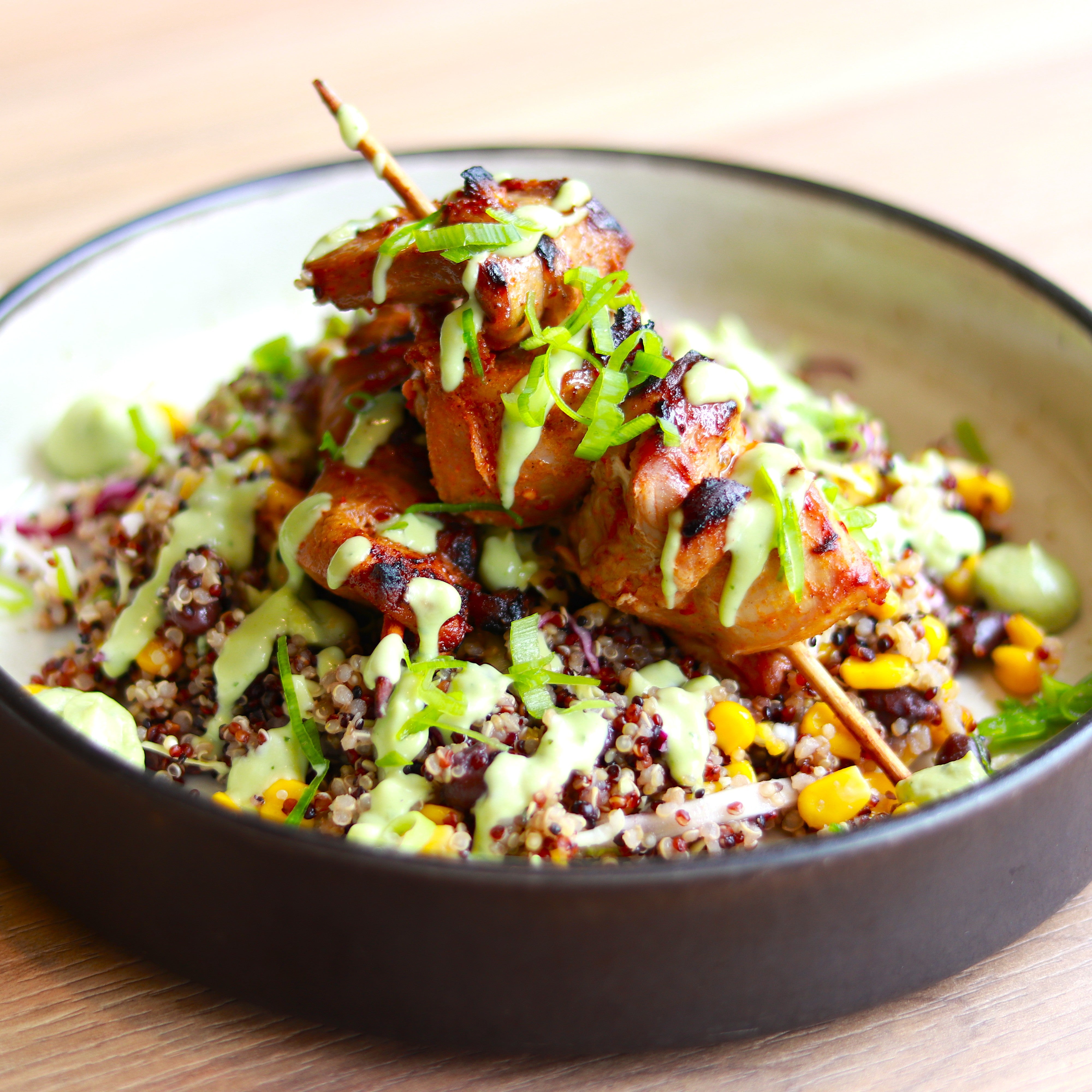 Espetadas de Perna de Perú com salada de quinoa