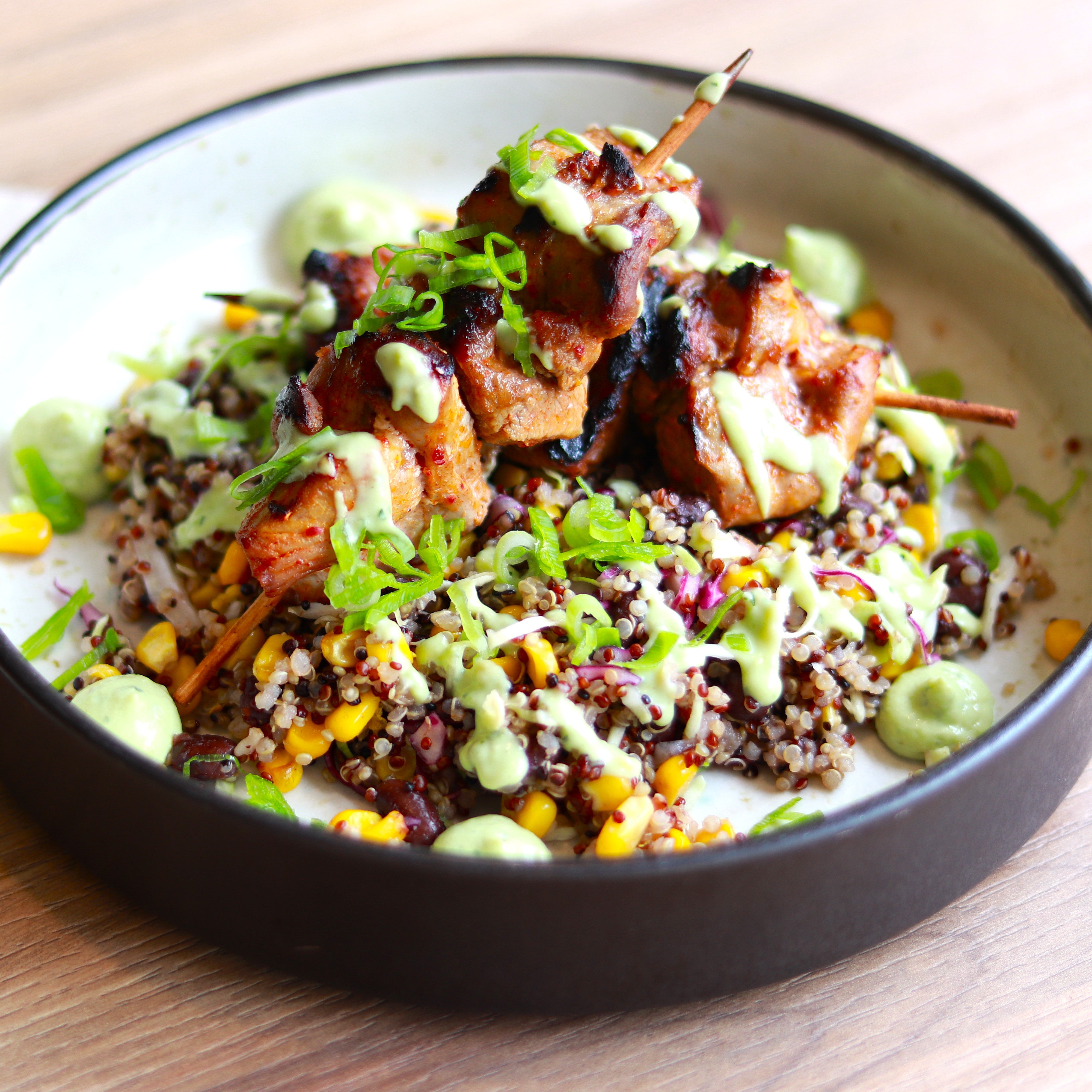 Espetadas de Perna de Perú com salada de quinoa
