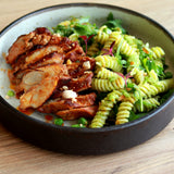 Coxa de frango sem osso grelhada com salada de fusilli ao pesto