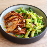 Coxa de frango sem osso grelhada com salada de fusilli ao pesto
