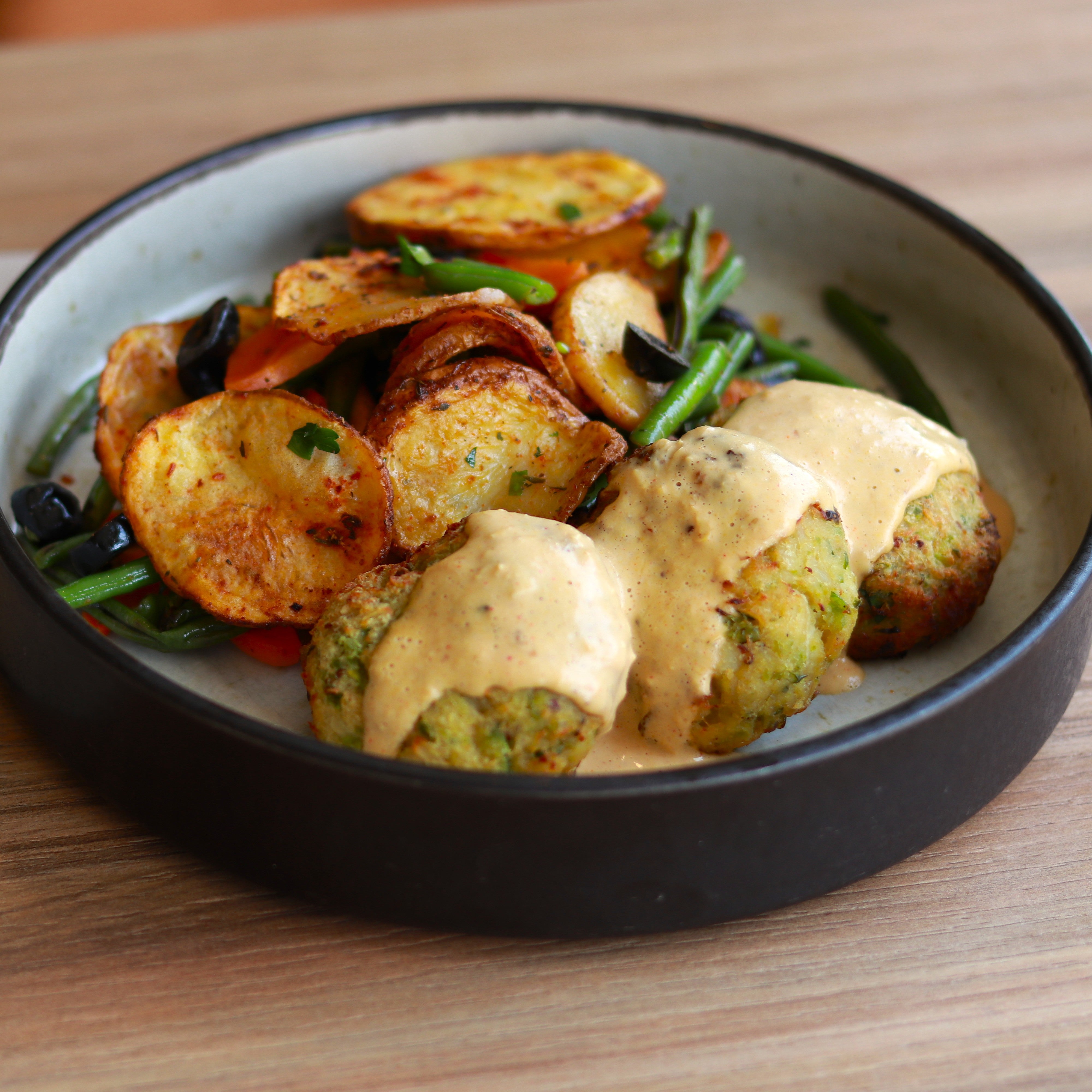 Fish cakes de pescada e ervilha com molho cremoso de milho e lima