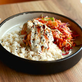 Hambúrguer de salmão furikake com molho de tahini, miso e lima