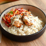 Hambúrguer de salmão furikake com molho de tahini, miso e lima
