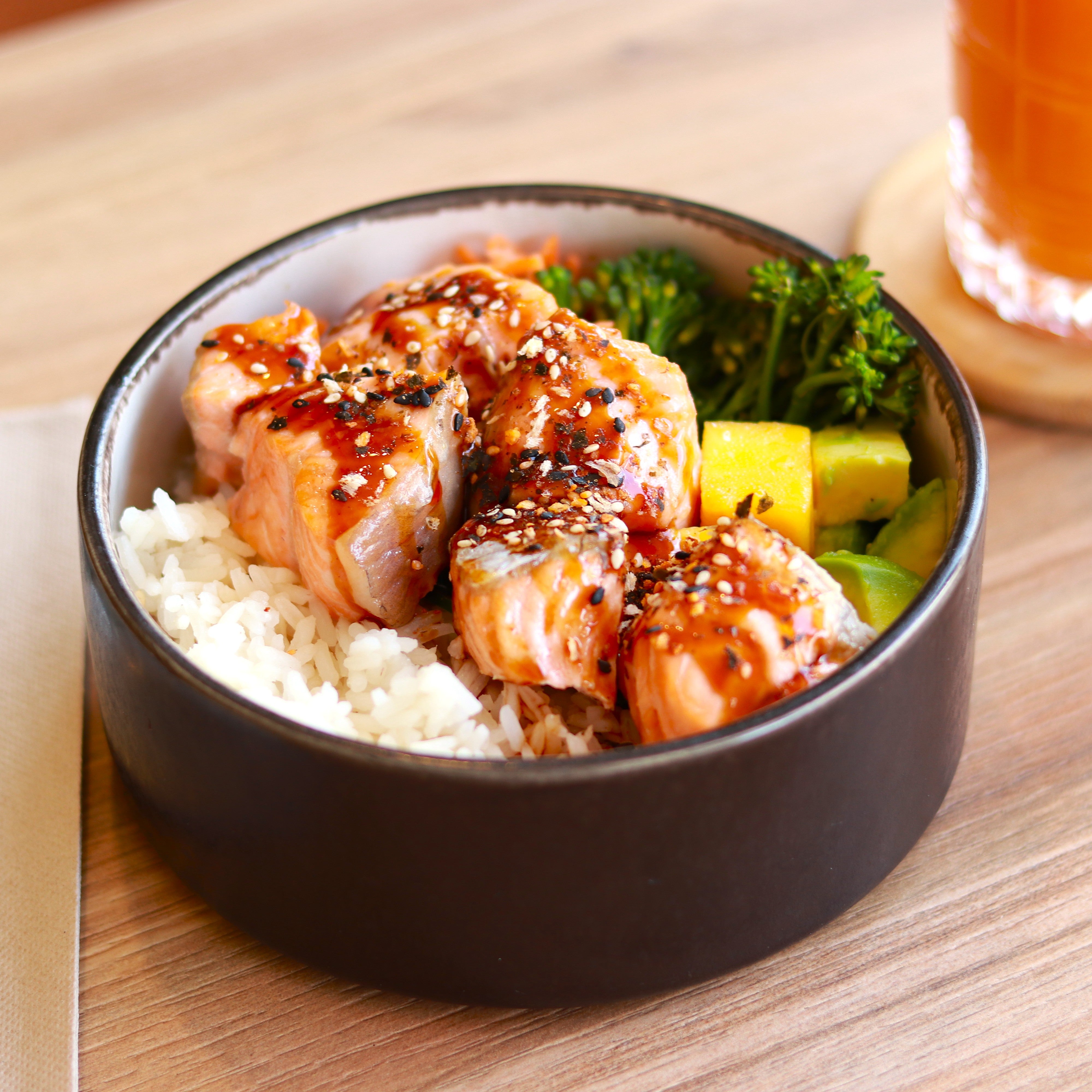 Poke Bowl de salmón con furikake y salsa teriyaki