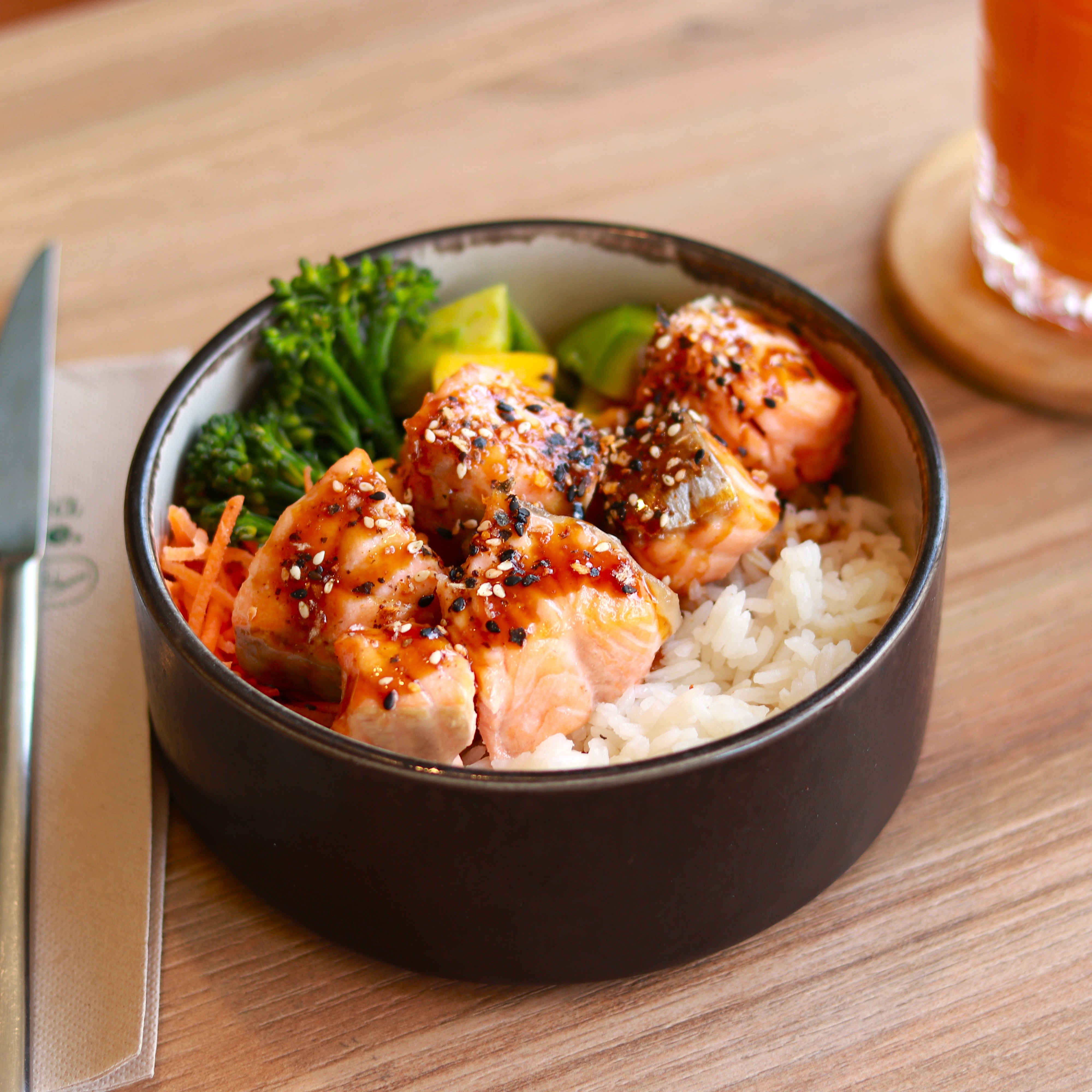 Poke Bowl de salmón con furikake y salsa teriyaki