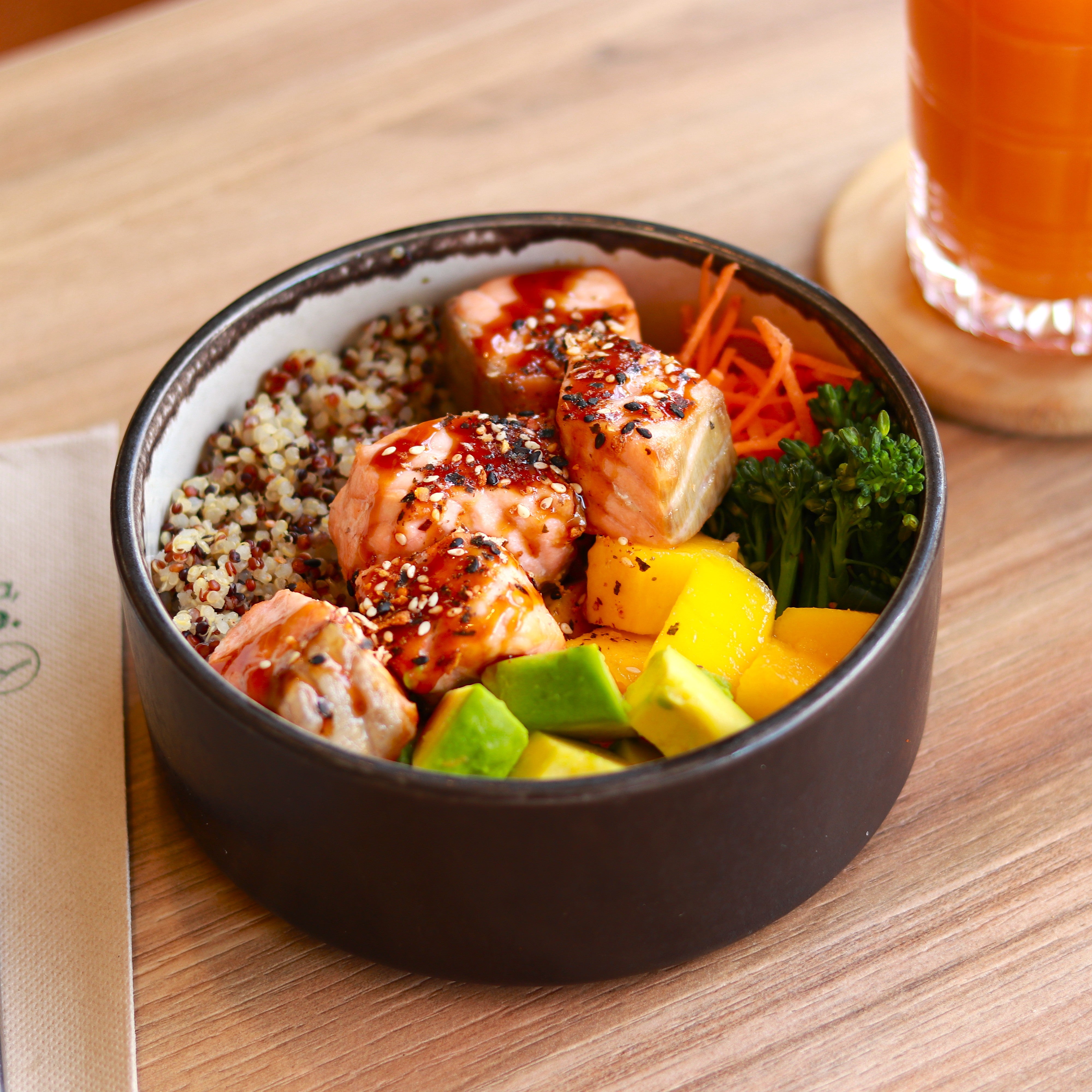Poke Bowl de salmón con furikake y salsa teriyaki