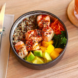 Poke Bowl de salmón con furikake y salsa teriyaki