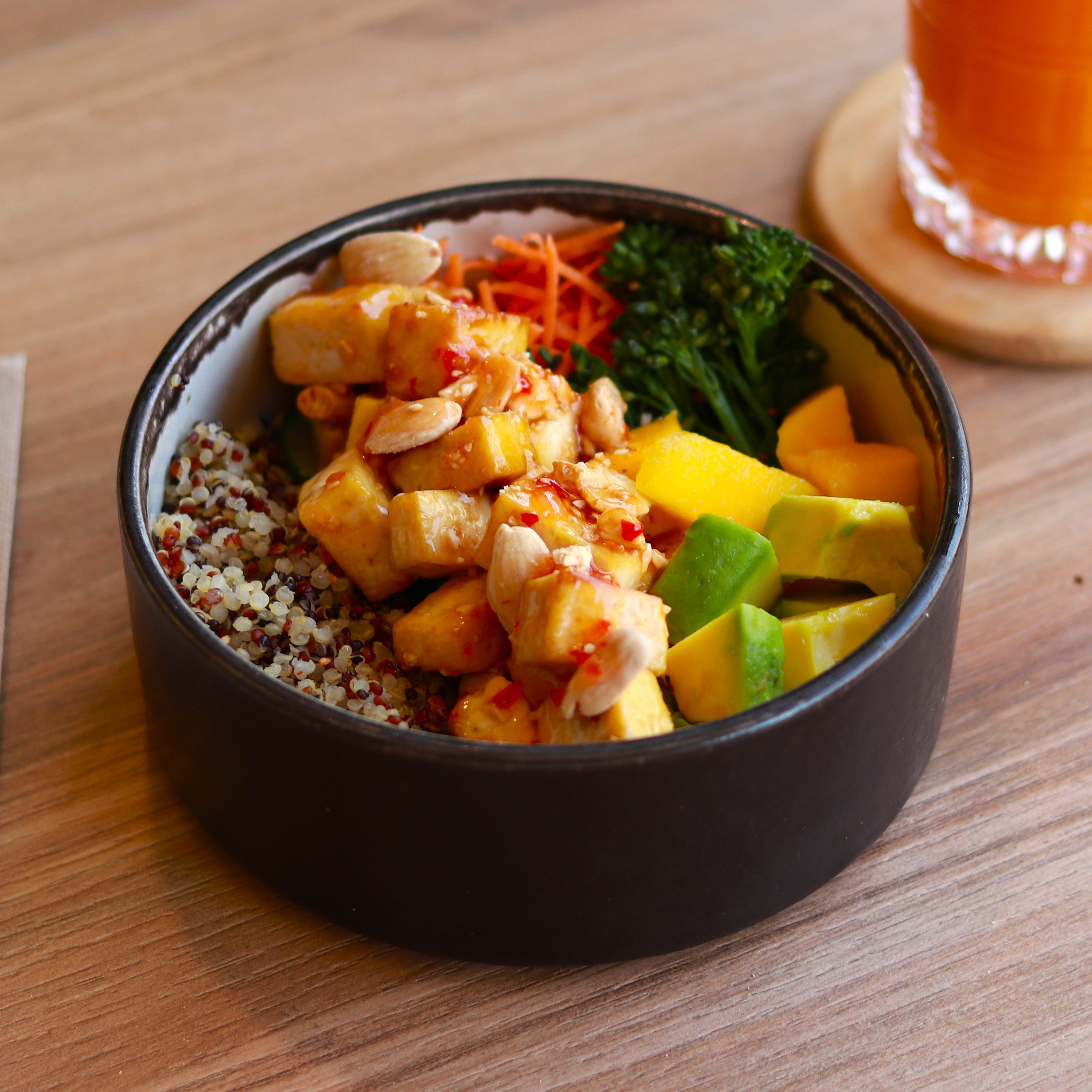 Poke Bowl veggie de tofu com sweet chilli e amêndoa