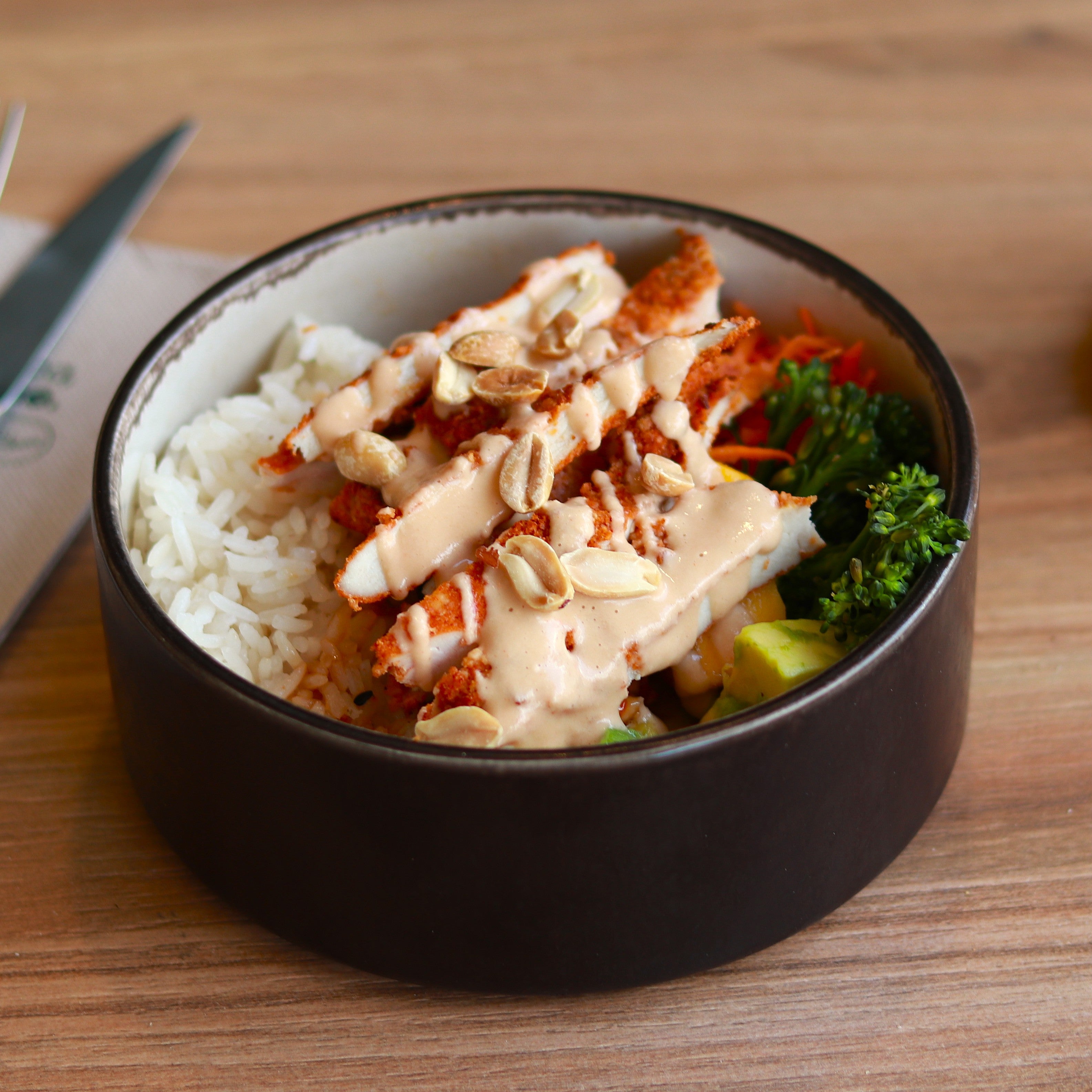 Poke Bowl de pollo empanado con salsa satay y cacahuete