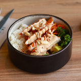 Poke Bowl de frango panado com molho satay e amendoim