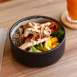Poke Bowl de pollo empanado con salsa satay y cacahuete
