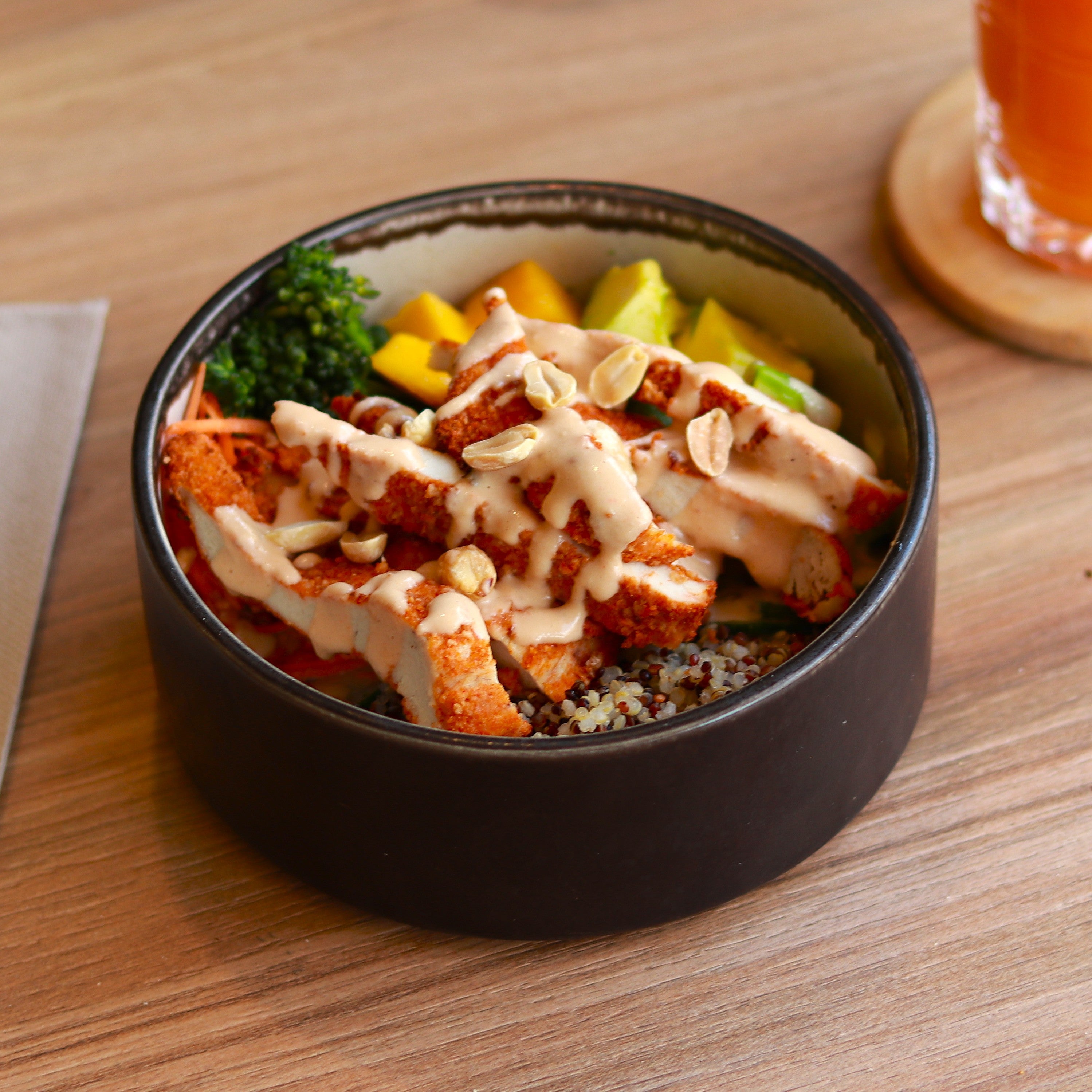 Poke Bowl de pollo empanado con salsa satay y cacahuete