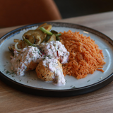- Almôndegas gregas de frango com feta, orégãos, limão e molho tzatziki