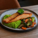 Salmão corado com puré de ervilhas e hortelã