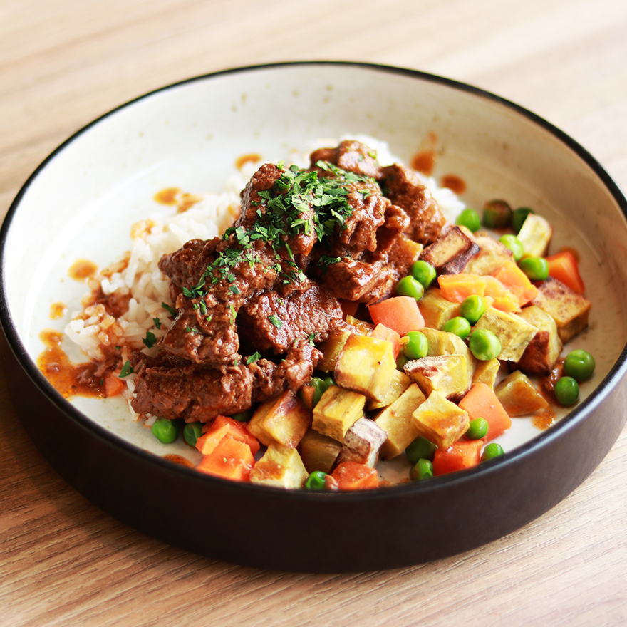 Jardineira de novilho com batata doce, cenoura, ervilhas e tomate, com arroz jasmim aromatizado - marmita saudável de carne sem alergénios Legumes e outros Vícios