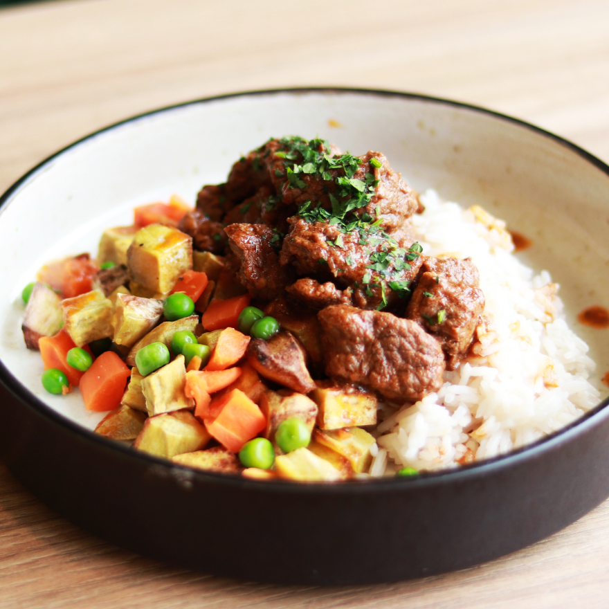 Jardineira de novilho com batata doce, cenoura, ervilhas e tomate, com arroz jasmim aromatizado - marmita saudável de carne sem alergénios Legumes e outros Vícios