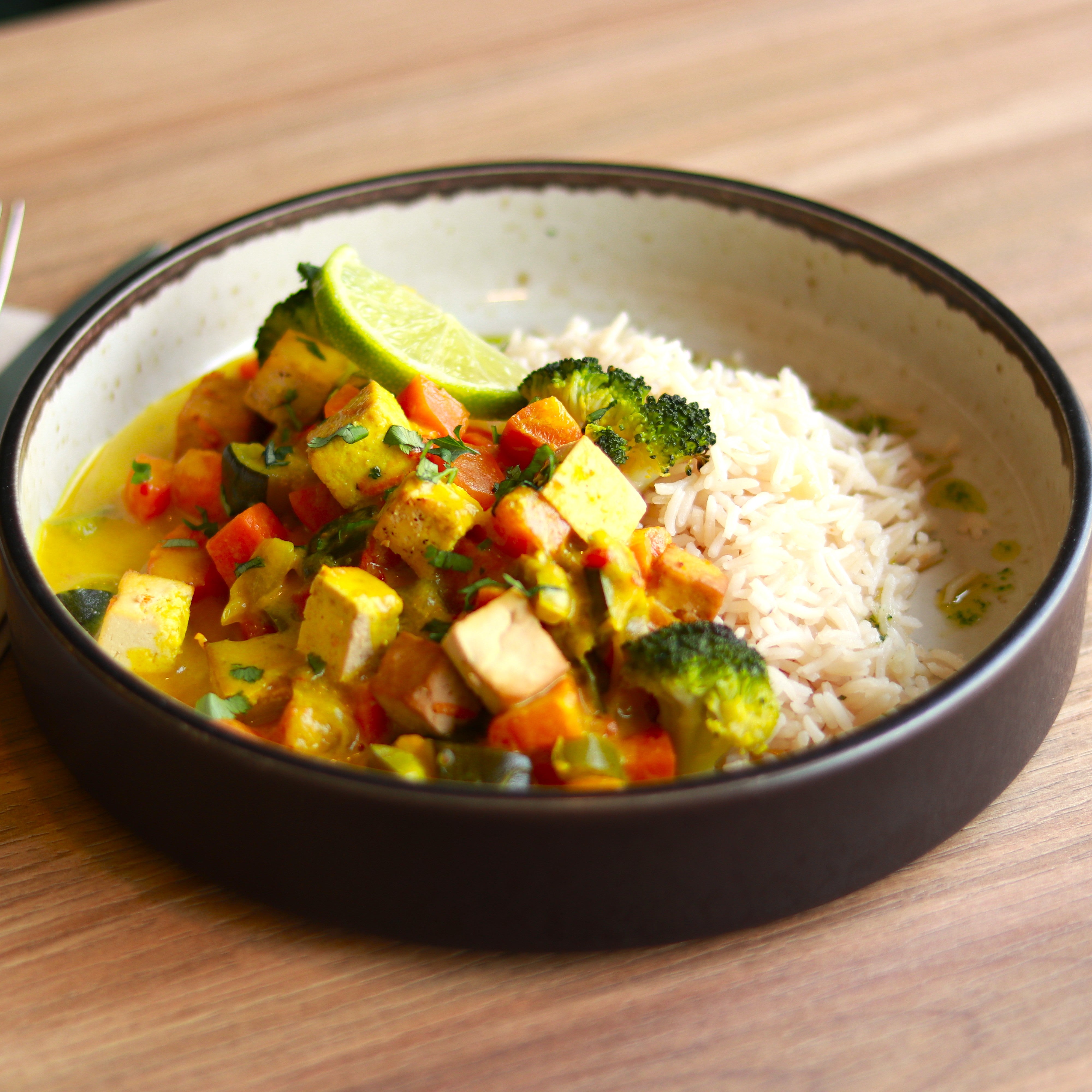 Moqueca de tofu e legumes com coentros, brócolos e arroz basmati - marmita vegetariana sem alergénios Legumes e outros Vícios