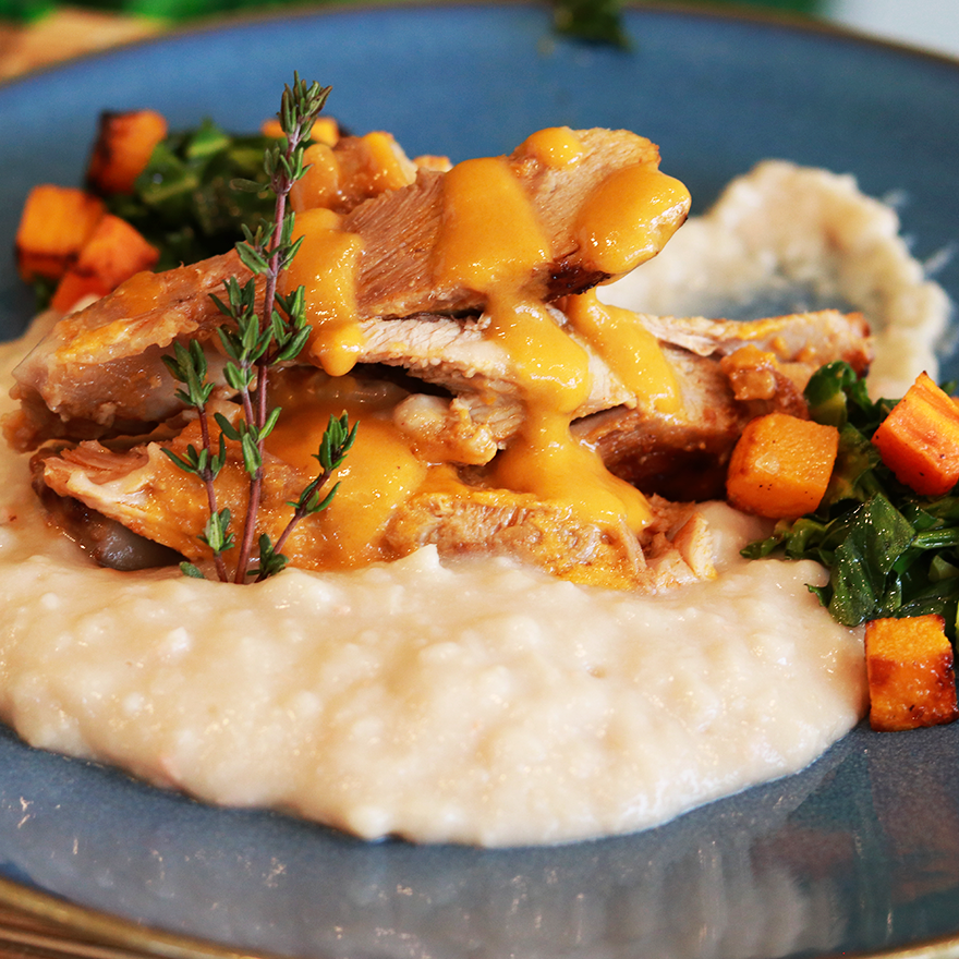 Perna de Perú com puré de feijão branco