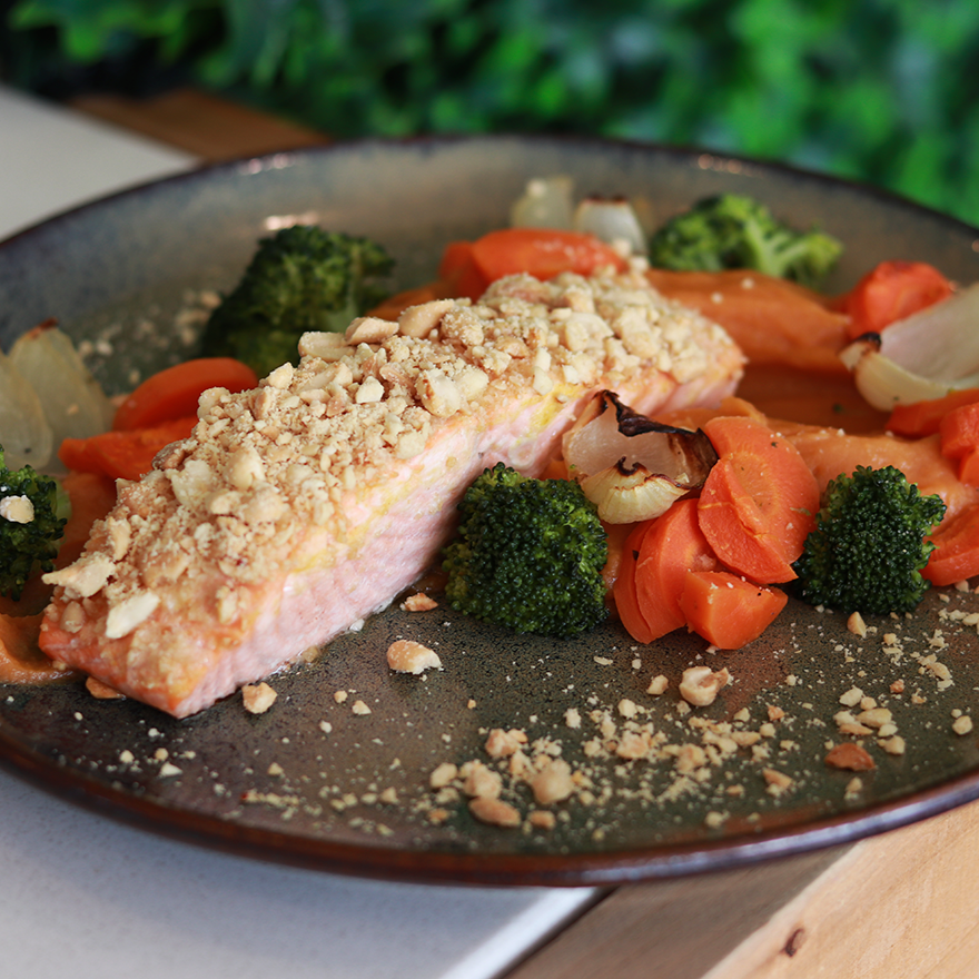 Salmão assado com crosta de amendoim