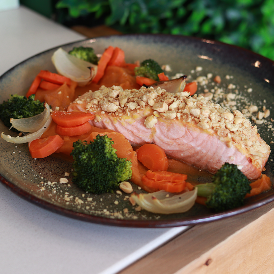 Salmão assado com crosta de amendoim