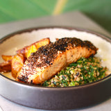 Tranche de salmão assado com crosta de azeitona e chia, batata rústica no forno e migas de soja com couve e feijão frade - marmita saudável de peixe Legumes e outros Vícios