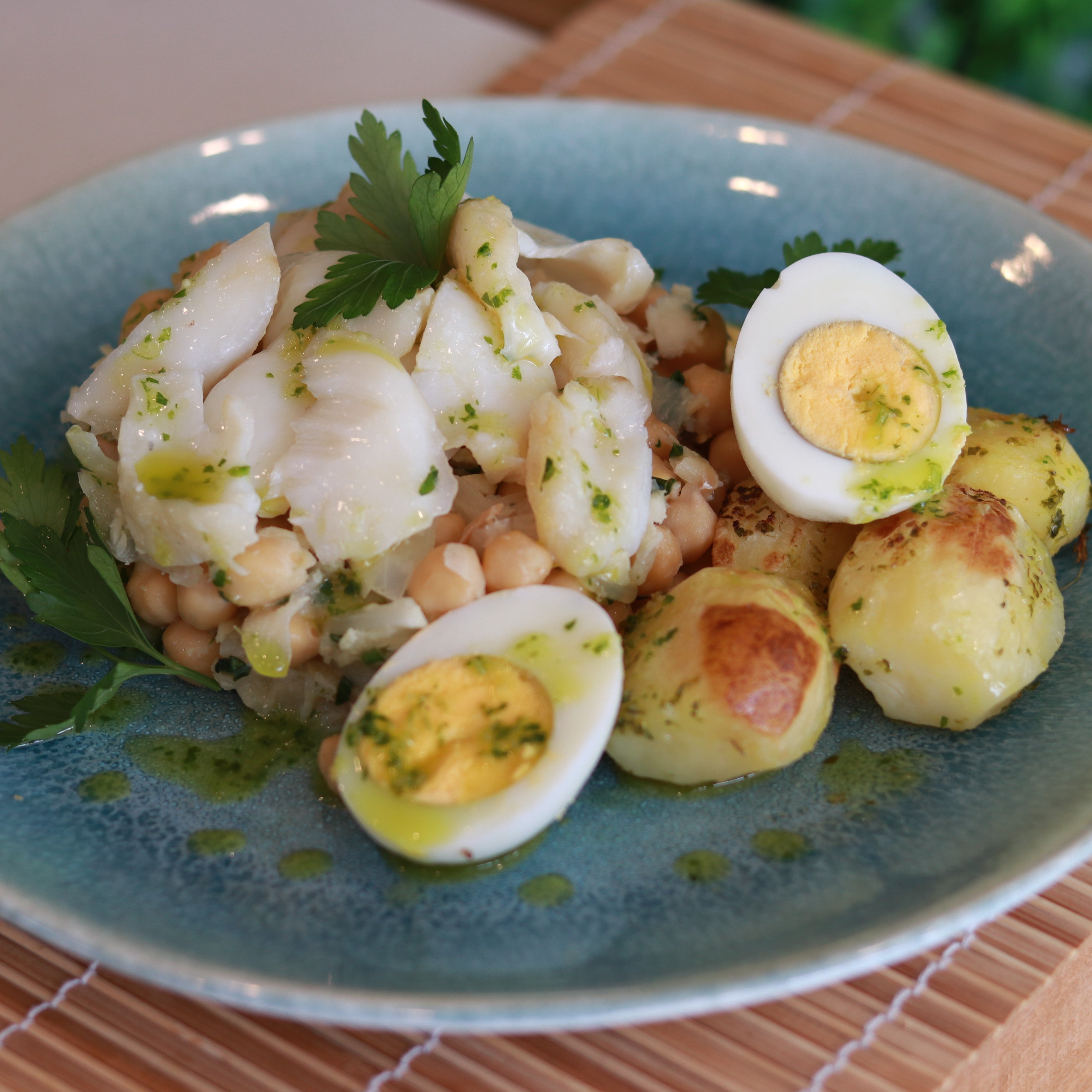 Lombo de Bacalhau com salada de grão de bico
