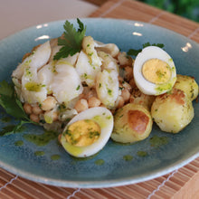 Carregar imagem no visualizador da galeria, Lombo de Bacalhau com salada de grão de bico