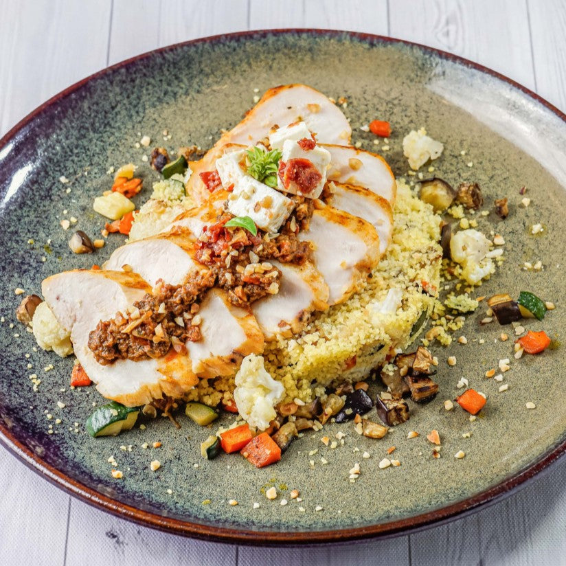 Peito de Frango corado com pesto de manjericão e tomate seco