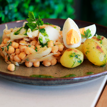 Carregar imagem no visualizador da galeria, Lombo de Bacalhau com salada de grão de bico