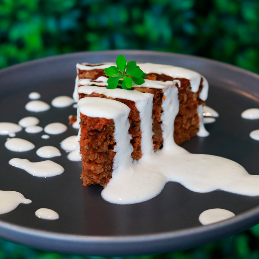 Bolo de Cenoura e Aveia com topping de iogurte natural