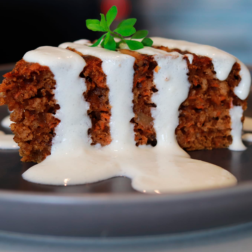 Bolo de Cenoura e Aveia com topping de iogurte natural