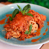 Bolonhesa de lentilhas e legumes com molho de tomate e manjericão, cenoura, beringela e cogumelos, com esparguete integral de aveia - marmita vegetariana Legumes e outros Vícios