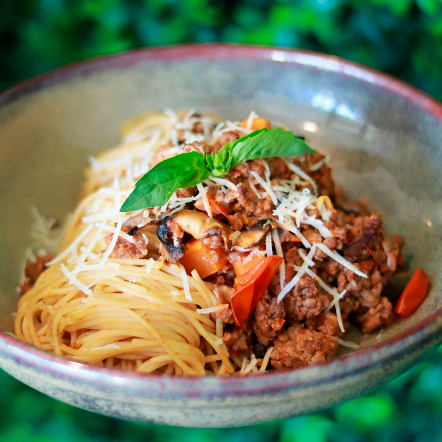 Bolonhesa de Novilho com tomate, cenoura e cogumelos frescos
