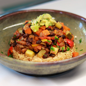 Chili de Legumes com Abacate, Lima e ervas