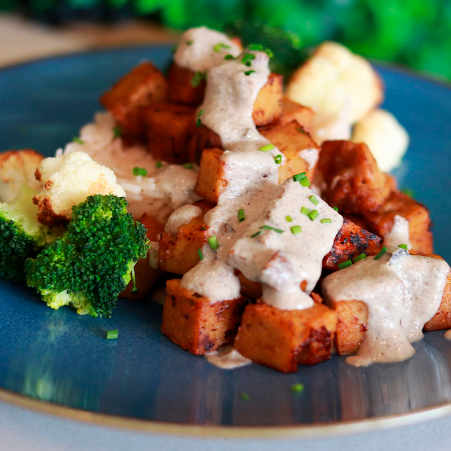 Cubinhos de Seitan com molho de cogumelos Portobello