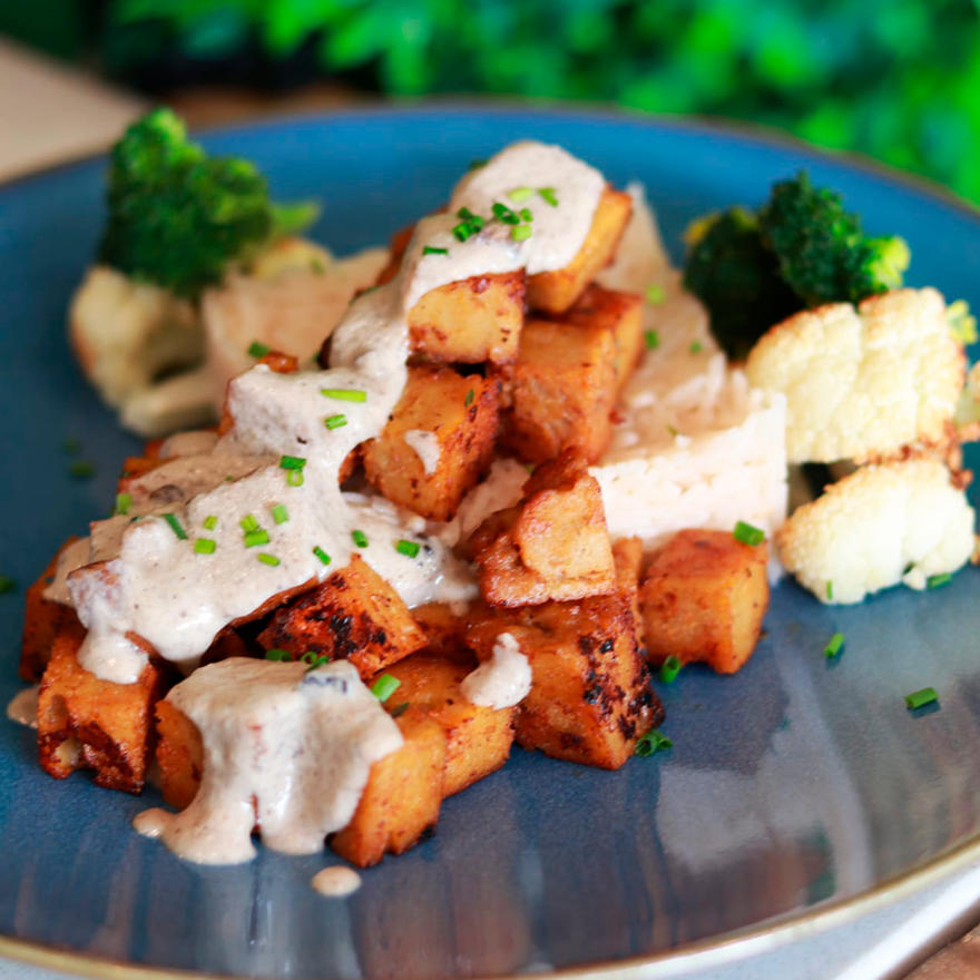 Cubinhos de Seitan com molho de cogumelos Portobello