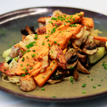Carregar imagem no visualizador da galeria, Escalopes de Peito de Perú com molho romesco