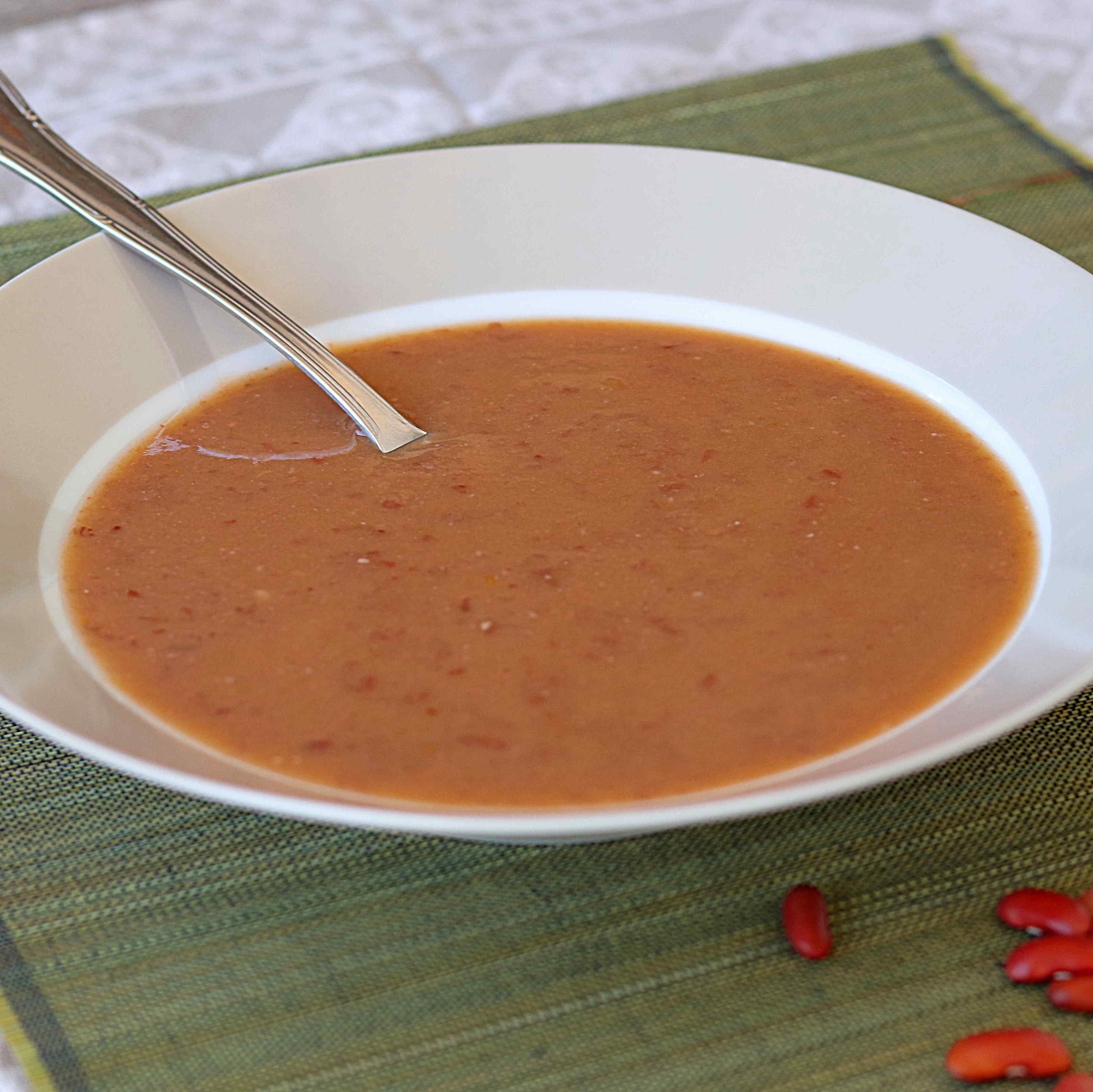 Creme de Feijão Vermelho guarnecido com couve coração