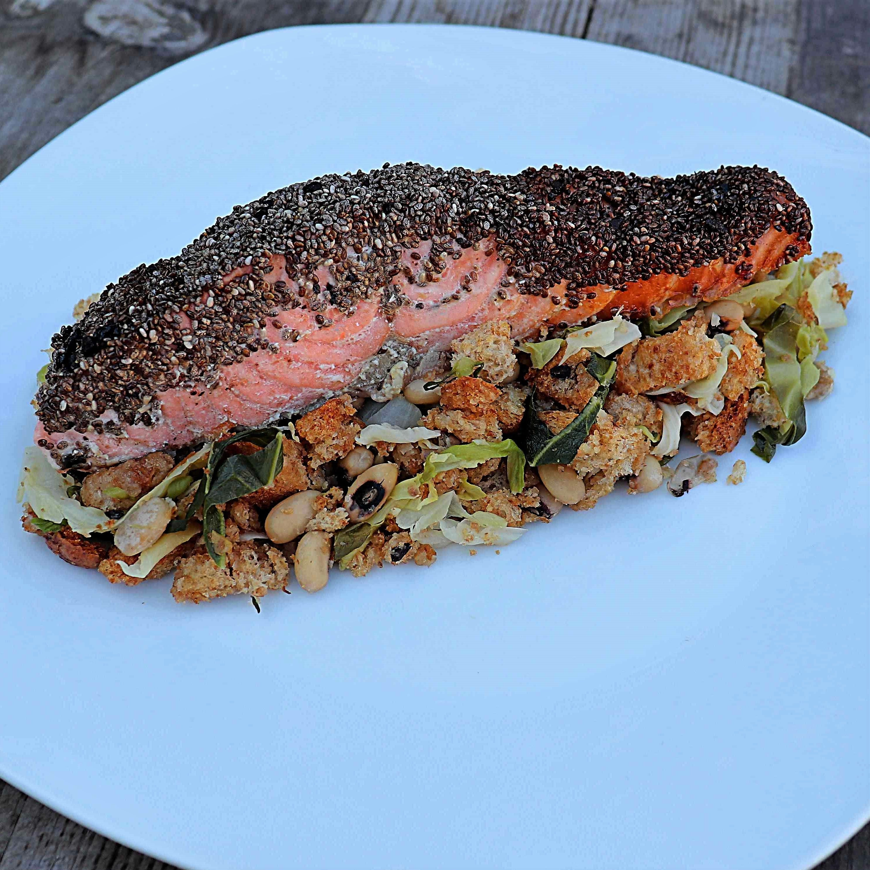 Salmão com crosta de azeitona e chia
